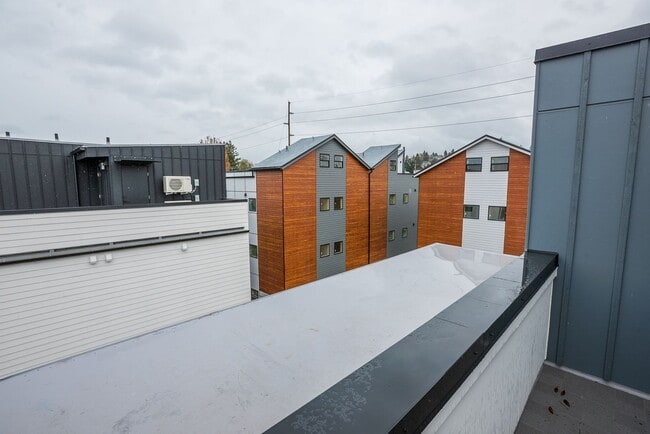 Building Photo - One year old townhome