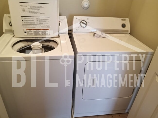 Building Photo - Beautiful 3 Bedroom Condo with a Lake View!