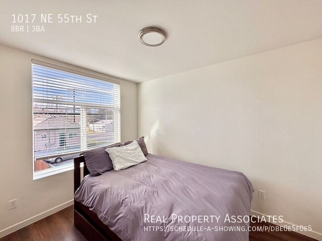 Building Photo - 1017 NE 55th St