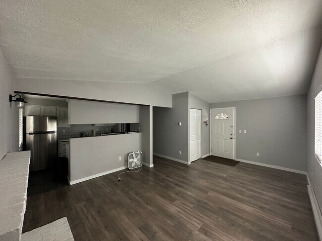 Building Photo - 308 E Weile Ave