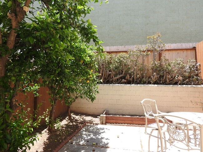 Building Photo - Lovely 2 bedroom townhouse