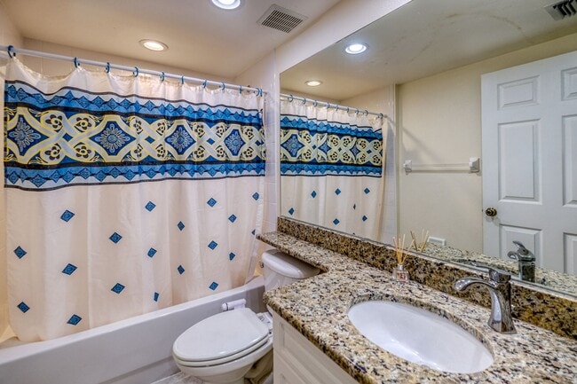 Building Photo - Updated 3 bedroom unit overlooking the Eas...