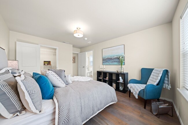 Building Photo - Pet Friendly Three Bedroom Townhome