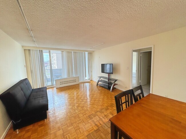 Building Photo - 33 Pond Ave