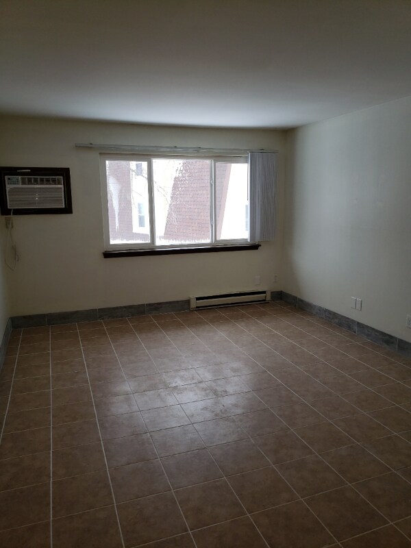 Building Photo - 8835 N Swan Rd