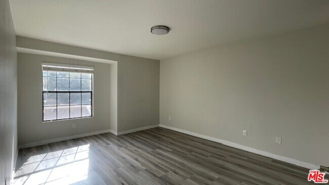 Building Photo - 923 Lotus Cir
