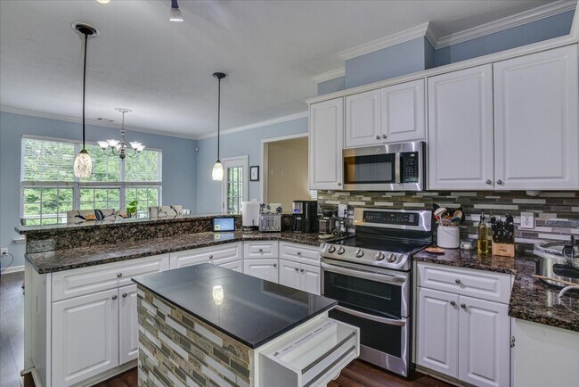 Building Photo - 5 bedroom/3.5 bathroom home in Evans with ...