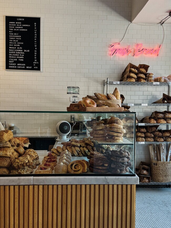 Building Photo - 11970 Montana Ave