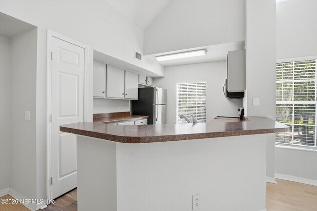 Building Photo - 13700 Richmond Park Dr N