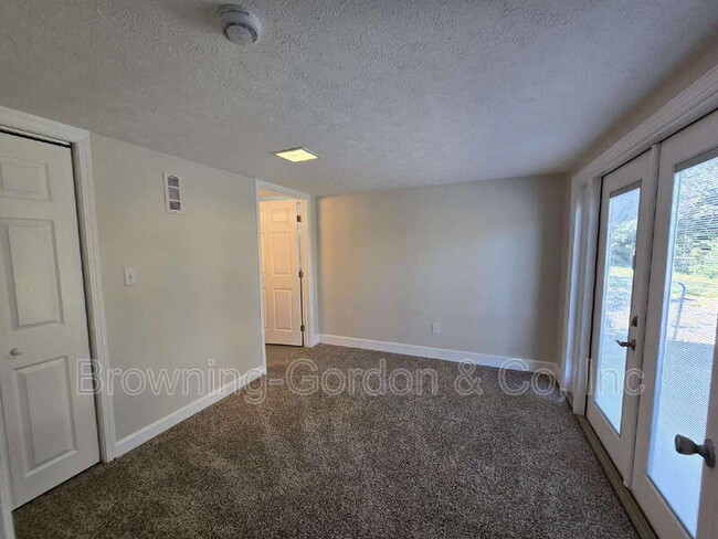 Building Photo - 927 Neuhoff Ln