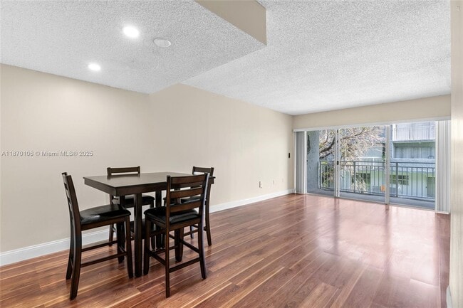 Building Photo - 9365 Fontainebleau Blvd