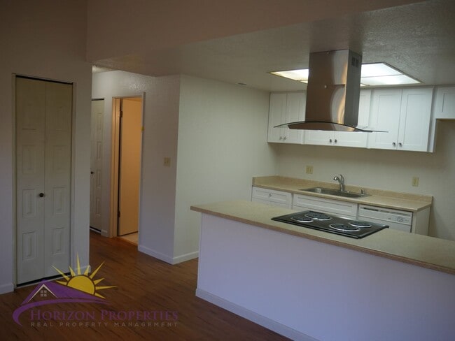 Building Photo - 6826/6828 Klingon Ct