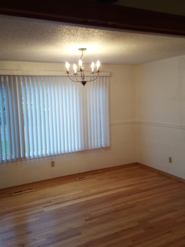 Building Photo - University Place 2bd 2bth, with bonus/office, $2,995 includes yard care and utilities other than ...