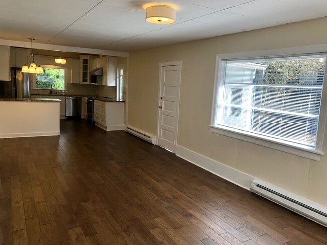 Building Photo - Remodeled 2 Bedroom 1 Bath Home in Downtow...
