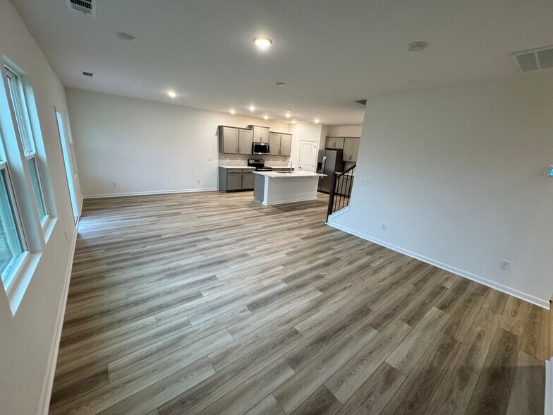 Building Photo - 484 Jet Stream Dr