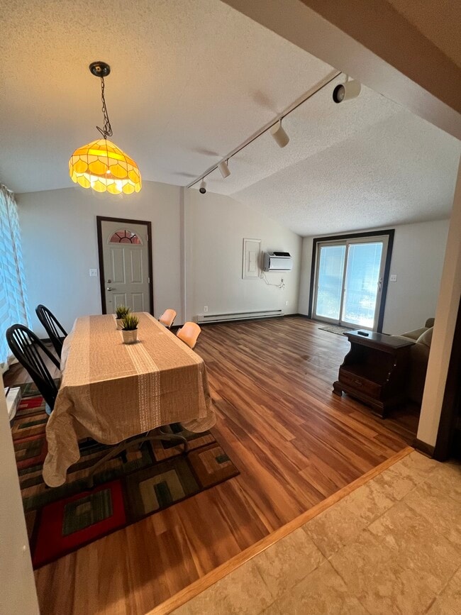 Building Photo - 39 Maple St