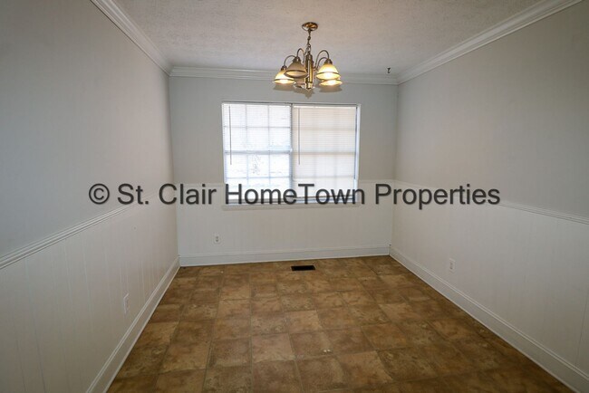 Building Photo - One level Home Close to Town