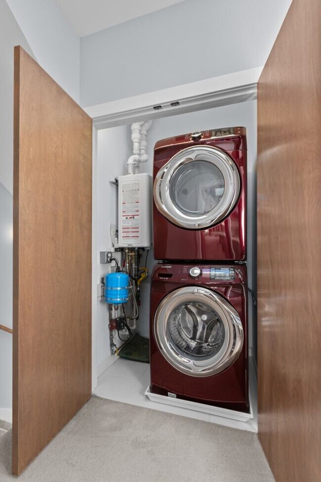 Building Photo - 2Bd/1.75Ba Seattle Townhouse