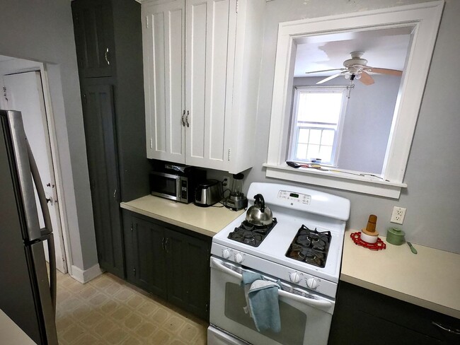 Building Photo - 8/1 Fantastic Location. Fenced Yard. 4 bed 2 bath. Porch. Hardwood. Close to CMU