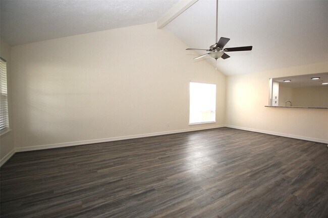 Building Photo - 805 Willow Creek Dr
