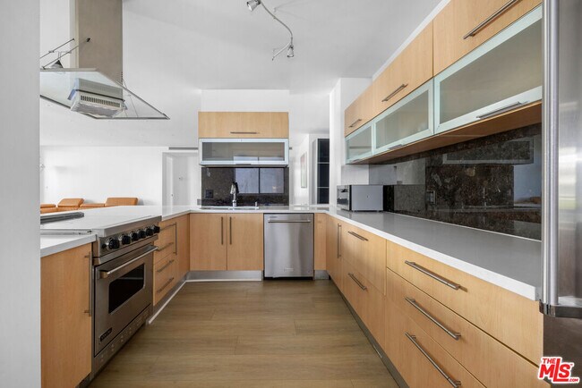 Building Photo - 1100 Alta Loma Rd