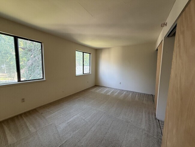 Building Photo - 3 Bedroom Townhouse at The Commons