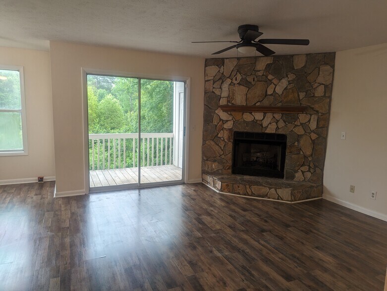 Family Room 1 - 6780 Willowbrook Dr