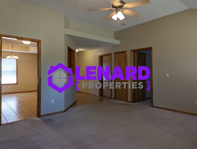 Building Photo - Spacious 3 Bedroom Home!