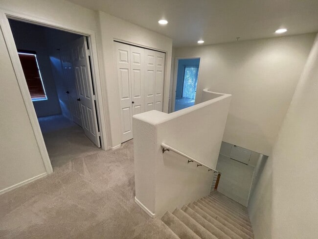 Building Photo - BEAUTIFULLY REMODELED TOWNHOUSE!