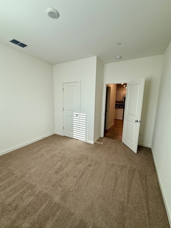 Building Photo - Beautiful 3 bedroom 2 bath w/Pool available in Orland!