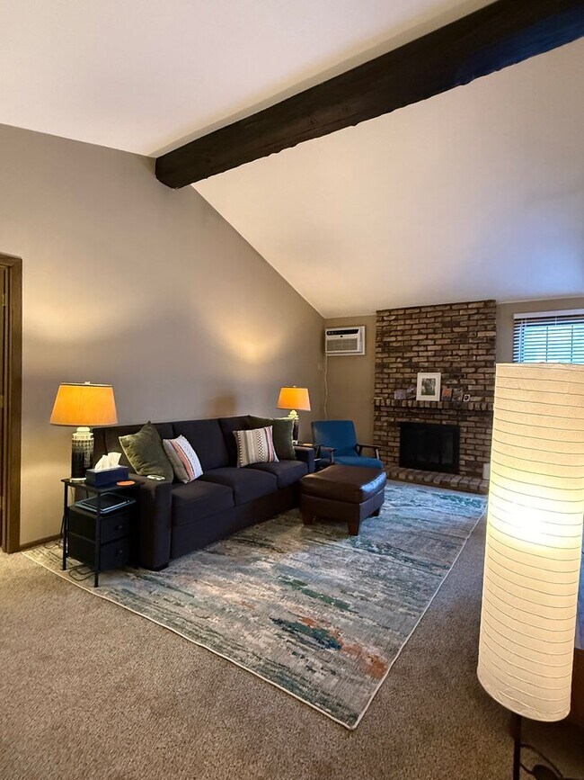 Building Photo - Spacious 2 bedroom in Hopkins