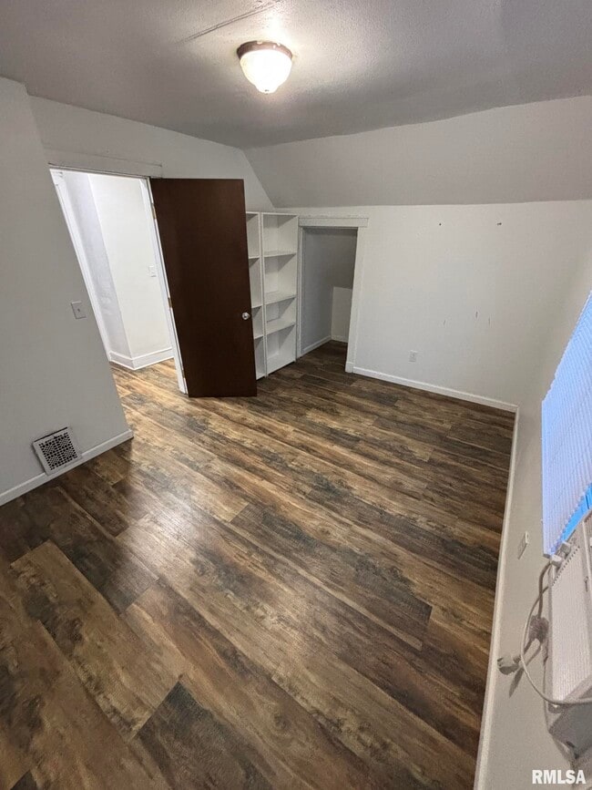 Building Photo - 707 E Nebraska Ave