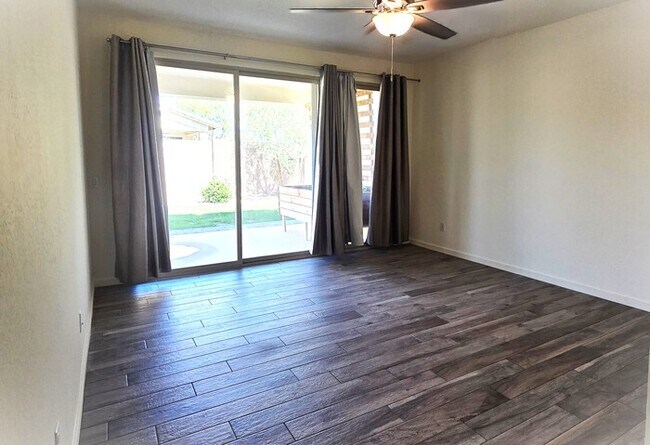 Building Photo - Stunning 3 bedroom with a flex room 2 baths