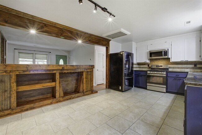 Building Photo - 221 Forest Cir