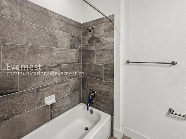 Building Photo - 3 Bed, 2 Bath Home with Fenced Yard & Garage / Pet-Friendly / Available Now!