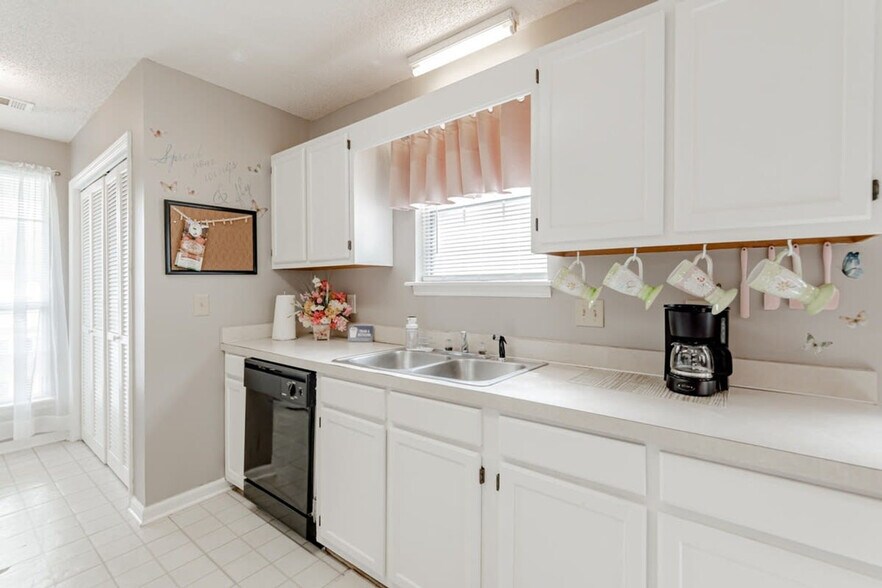 Building Photo - 1219 Lykes Ln