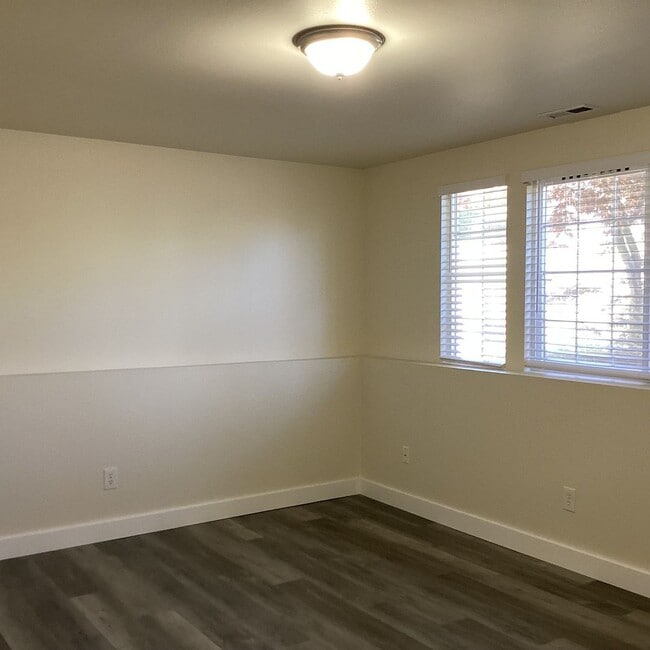 Building Photo - Updated 4 bedroom in The Desirable Merrill...