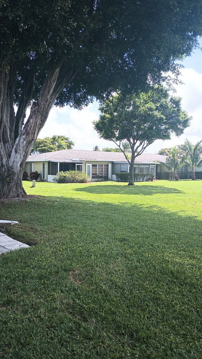 Building Photo - 1111 Boxwood Dr