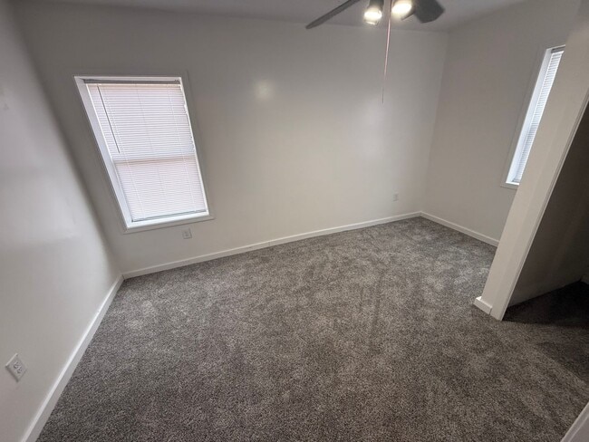 Building Photo - Large Duplex Available 6BD 2 BTH