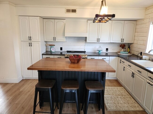 Building Photo - Large 4 BR, 2 Bath Country Home and Workshop