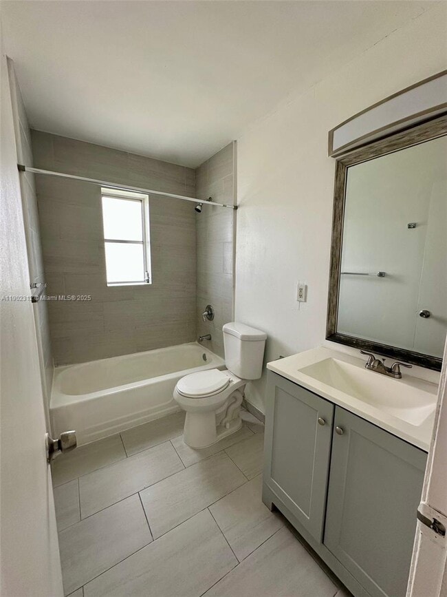 Building Photo - 515 SE 9th St