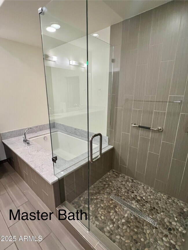 Building Photo - 4803 N Woodmere Fairway