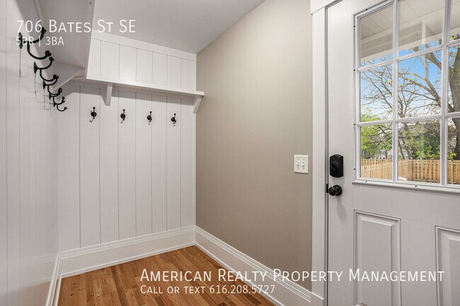 Building Photo - 706 Bates St SE