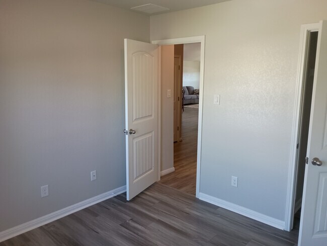 Building Photo - Room in House on Dashmoor Creek