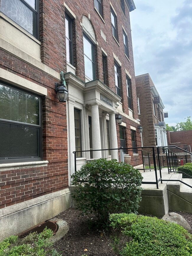 Building Photo - 528 N New St