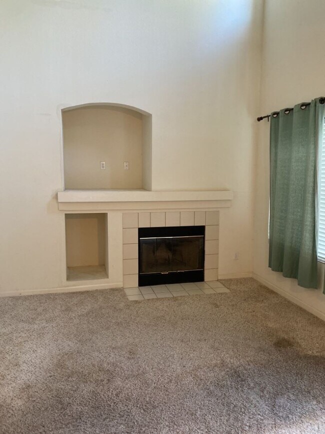 Building Photo - Fantastic 2 Bedroom 2.5 Bath Available September 1st