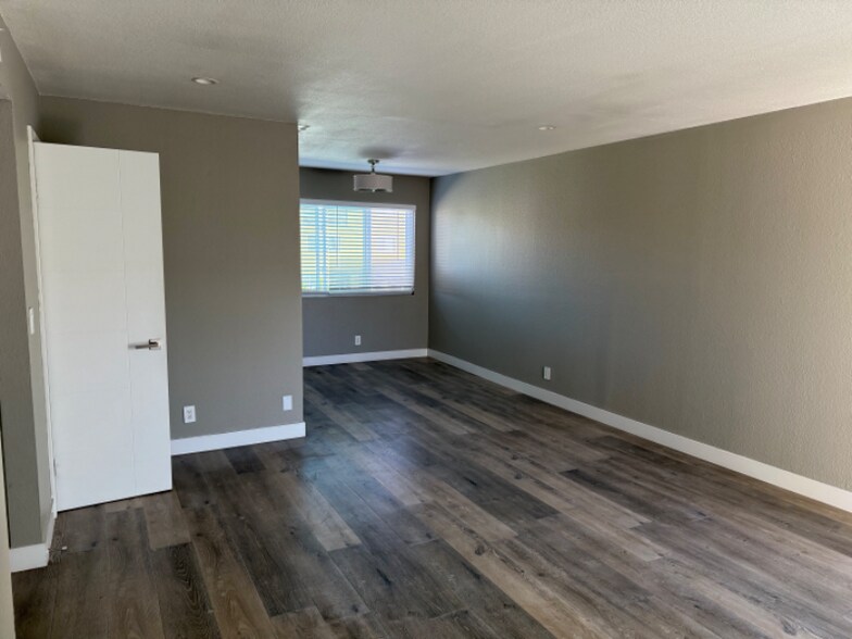 Primary Photo - 11040 Hesby St