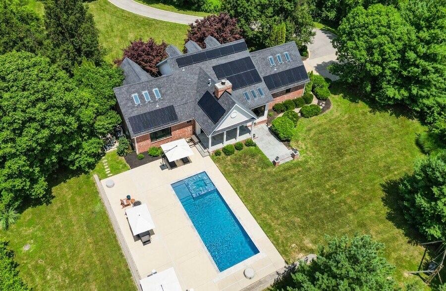 Building Photo - 233 Forest Ct
