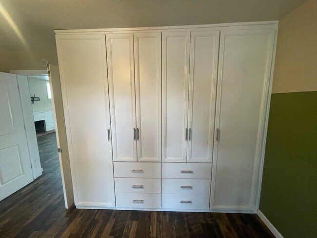 Building Photo - Beautiful 2 Bedroom Home with Large Yard