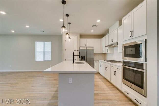 Building Photo - BEAUTIFUL 4 BEDROOM PROPERTY IN GATED COMMUNITY!